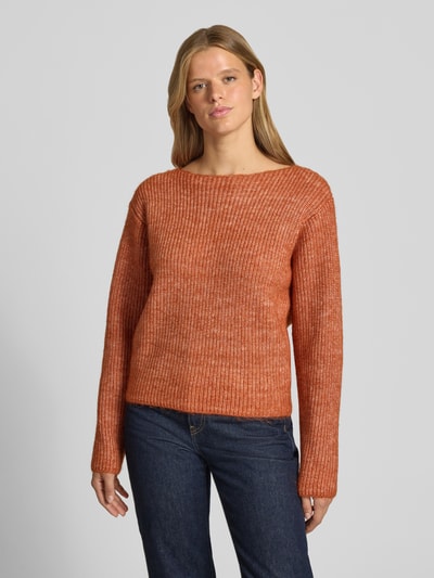 Modelka kobieca nosi Strickpullover mit U-Boot-Ausschnitt Modell 'CALLY' od Topshop, sweter damski w kolorze rdzawego pomarańczu, materiał z dodatkiem wełny, krój regular fit, długość pleców w rozmiarze S: 53 cm, długość rękawa w rozmiarze S: 60 cm, przód sylwetki, ujęcie całej postaci.