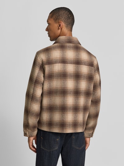 Männermodel trägt Regular Fit Hemdjacke mit Brusttaschen Modell 'WAKEFIELD' von JACK & JONES Premium, Kentkragen, Reißverschluss, kariertes Muster in Braun- und Beigetönen, Rückenlänge w rozmiarze M: 66 cm, Ganzkörperansicht Rückansicht