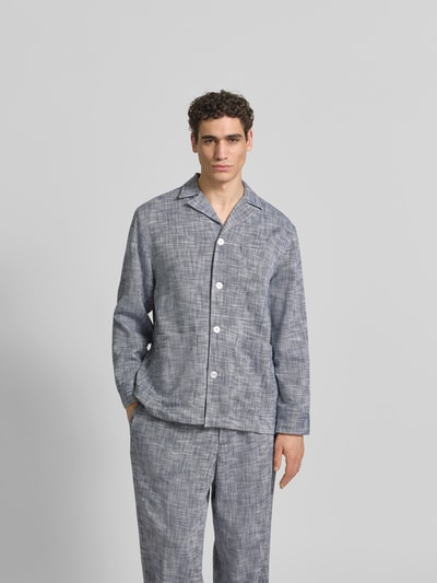 Männermodel trägt Relaxed Fit Hemdjacke aus Baumwolle von Officine Générale in Grau mit Durchgehender Knopfleiste, Reverskragen, Aufgesetzte Eingrifftaschen, Ganzkörperansicht von vorne.