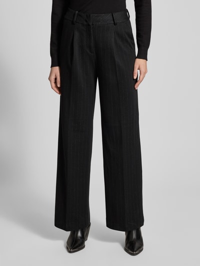 Frauenmodel trägt Regular Fit Weite Hose mit Baumwoll-Anteil von Tom Tailor, Optik: Unifarben, Muster: Gestreift, Label-Patch, Effektgarn, Gürtelschlaufen, Verschluss: Schiebehaken und verdeckter Reißverschluss, seitliche Eingrifftaschen, dunkle Farbtöne, glatte Textur, Ganzkörperansicht von vorne.