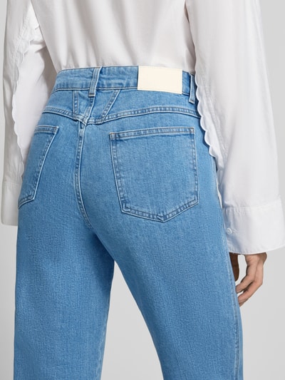 Frauenmodel trägt Straight Fit Jeans aus Baumwoll-Mix in verkürzter Passform von Closed, mieszanka bawełny, krój straight fit, skrócony, naszywka z logo, wpuszczane i kieszenie z tyłu, zapięcie na guzik i zamek błyskawiczny, szerokość w rozmiarze 27/32: 37 cm, długość wewnętrzna nogawki w rozmiarze 27/32: 70 cm, widok z tyłu, zdjęcie szczegółowe