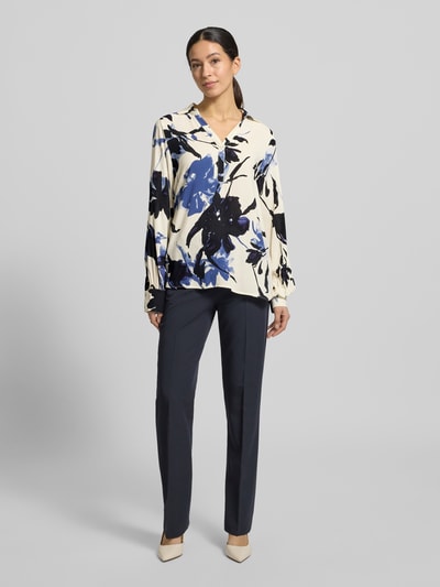 Vrouwenmodel draagt Blusenshirt met V-hals model 'BENE' van Soyaconcept, losse pasvorm, viscose, bloemenprint, volledig lichaam van voren