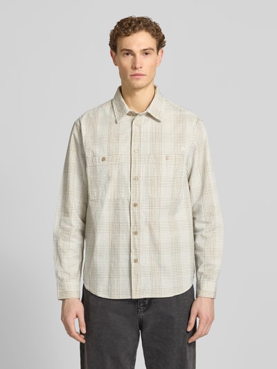 Männermodel trägt Freizeithemd mit Kentkragen Modell 'Cooper' von Wood Wood, Baumwolle, regular Fit, beige kariert, Ganzkörperansicht von vorne