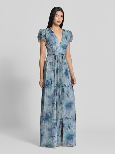 Frauenmodel trägt Maxikleid mit floralem Allover-Print von SWING in Blau- und Grüntönen, glänzende Plissee-Optik, taillierte Passform, V-Ausschnitt, kurze Ärmel und Rüschenbesatz, Ganzkörperansicht von vorne.