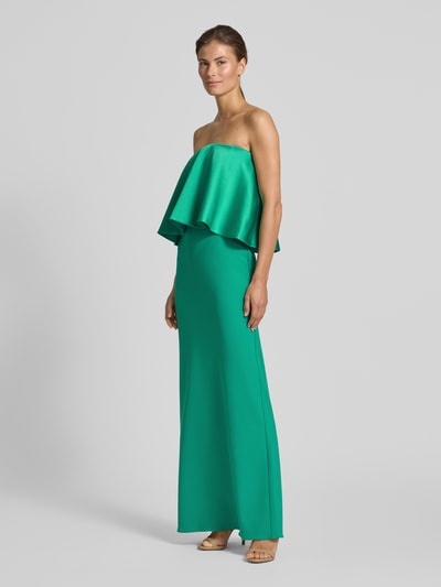Frauenmodel trägt Slim Fit Maxikleid mit Satin-Besatz von Rinascimento in Grün, schulterfrei, Ganzkörperansicht von vorne.