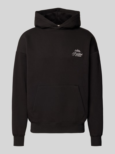 Produktfoto, schwarzer Relaxed Fit Hoodie aus Baumwoll-Mix mit Label-Stitching von PROHIBITED, Känguru-Tasche, elastische Abschlüsse