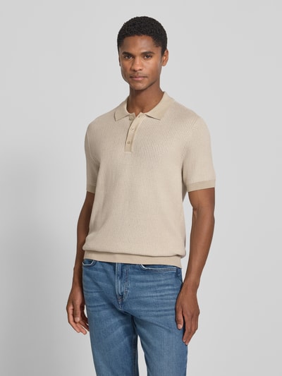 Männermodel trägt Slim Fit poloshirt met structuurpatroon model 'Brianoro' van JOOP!, puur katoen, knoopsluiting, labeldetail, ruglengte maat M 70 cm, heren collectie. Ganzkörperansicht van voren.