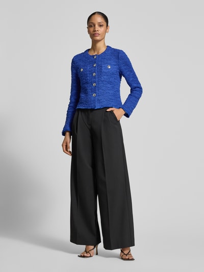 Vrouwenmodel draagt Slim Fit Blazer in Bouclé-look van Betty Barclay in blauw katoenmix met borstzakken en ronde hals, full body frontaal