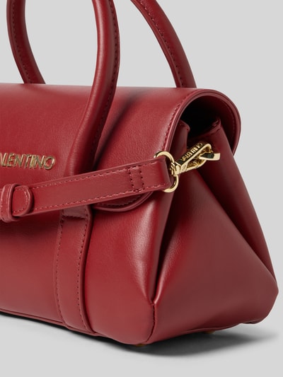 Produktfoto, Handtasche mit Label-Applikation von VALENTINO BAGS in Rot mit Reißverschluss, Überschlag, Tragehenkel, abnehmbarem Schulterriemen, glatte Struktur, goldfarbene Details, Maße: 28x16x12 cm, Schulterriemen 125 cm