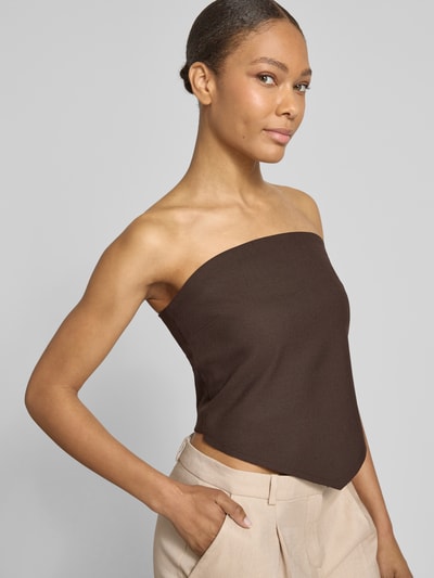 Vrouwenmodel draagt Slim Fit Blusentop in off-shoulder-look model 'RAVNA' van Copenhagen Muse, materiaal-mix met viscose, bruine kleur, voorkant, bovenlichaam close-up.