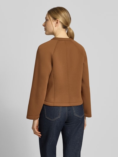 Frauenmodel trägt Jacke aus Viskose-Mix mit Rundhalsausschnitt von Rich & Royal in Braun, Regular-Fit, Knopfleiste, Rückenlänge 53 cm, Schulterbreite 43 cm, Brustweite 46 cm, Ärmellänge 68 cm, Ganzkörperansicht Rückansicht