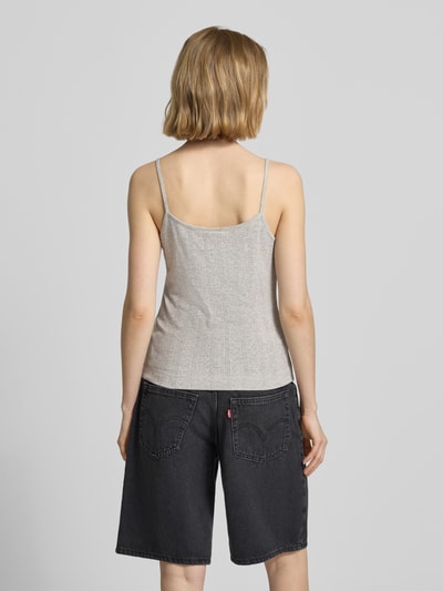 Frauenmodel trägt Regular Fit Top aus reiner Baumwolle Modell 'MARIE' von Pieces, Optik: Unifarben, Struktur, Ganzkörperansicht Rückansicht.