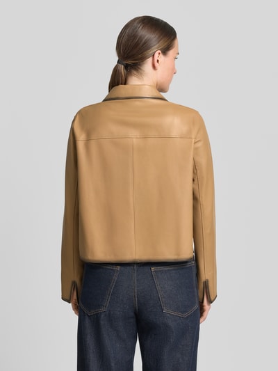 Frauenmodel trägt Lederjacke aus Lammnappa mit Reverskragen von Luisa Cerano, Regular-Fit, Knopfverschluss, aufgesetzte Taschen, Rückansicht.