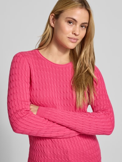 Frauenmodel trägt Slim Fit Strickpullover mit Zopfmuster von Christian Berg Woman in Pink, Baumwoll-Mix, Nahaufnahme Oberkörper.