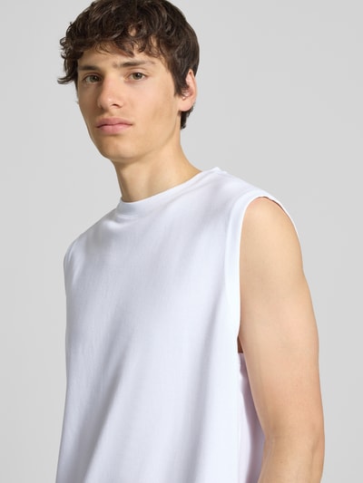 Männermodel trägt Regular Fit Shirt aus Baumwoll-Mix Modell 'CASPIAN AIRFLEX BOXY' von Only & Sons, Optik: Unifarben, Nahaufnahme Oberkörper.