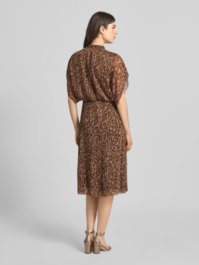 Männermodel trägt Midikleid mit Stehkragen Modell 'Dalisha' von JOOP!, krój slim fit, brązowy wzór, długość tyłu 113 cm, szerokość w rozmiarze 36: 39 cm, długość rękawa 17 cm, widok całej sylwetki z tyłu