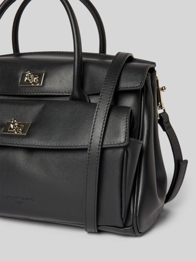 Produktfoto, Handtasche mit Logo-Prägung Modell 'Gloria' von LIEBESKIND BERLIN, czarna, gładka tekstura, złote zapięcia, szerokość w rozmiarze 1: 28 cm, długość 19 cm, głębokość 12 cm, długość paska na ramię 118 cm, główna komora z klapą, odpinany pasek, zewnętrzna kieszeń z klapą