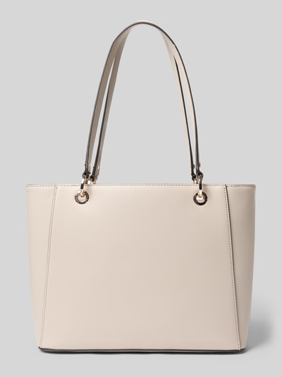 Produktfoto, cremefarbene Handtasche mit Logo-Detail Modell 'NOELLE' von GUESS, strukturierte Oberfläche, silberfarbene Details, Kontext: Damen Handtasche mit Reißverschluss, schmale Schulterriemen, Maße 40x27x10 cm, Schulterriemenlänge 62 cm