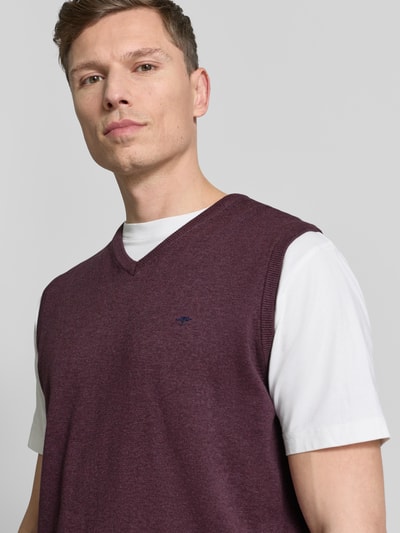 Männermodel trägt Pullunder mit Label-Stitching von Fynch-Hatton in Reine Baumwolle, Regular-Fit, V-Ausschnitt, Nahaufnahme Oberkörper.