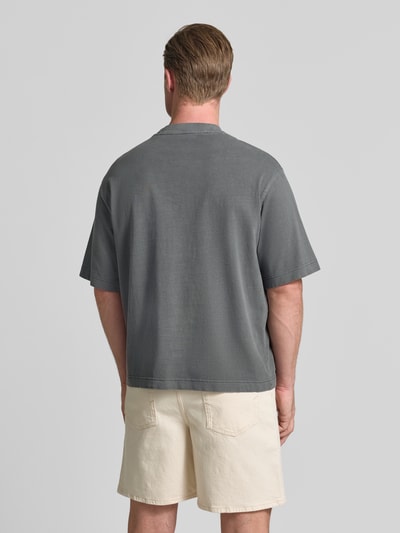 Männermodel trägt Boxy Fit T-Shirt aus reiner Baumwolle Modell 'CORY' von Selected Homme in Grau, Ganzkörperansicht Rückansicht. Herren T-Shirt von Selected Homme.