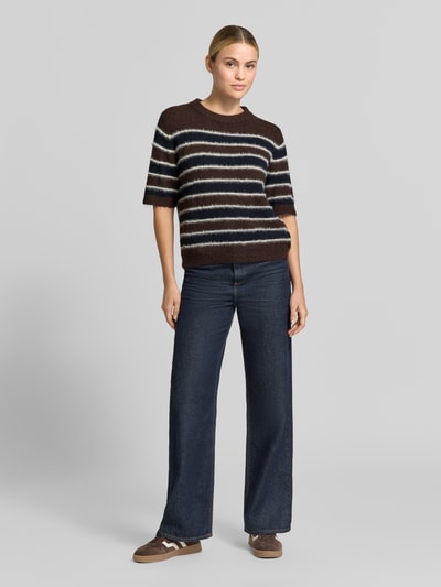 Frauenmodel trägt Loose Fit Pullover mit Mohair-Woll-Anteil Modell 'Pimota Stripe' von OPUS, gestreifter Strick, Ganzkörperansicht von vorne.