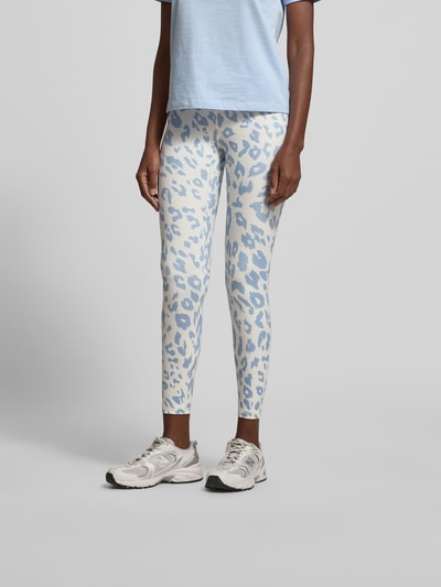 Frauenmodel trägt Leggins mit Allover-Animal-Print von Juvia in Weiß und Hellblau, Slim-Fit, breiter Bund, Knöchellänge, Nahaufnahme Unterkörper.