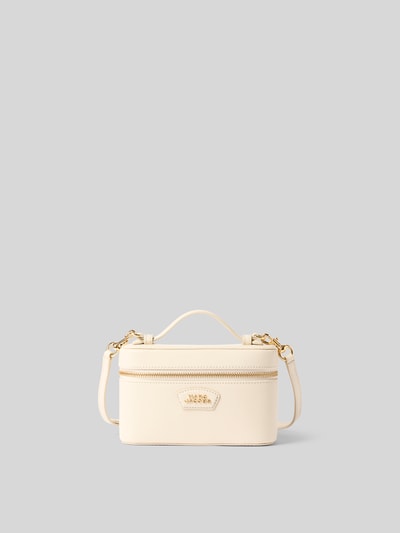 Produktfoto, Kosmetiktasche mit Logo-Detail von Marc Jacobs in Creme mit goldener Zierschnalle, Zweiwege-Reißverschluss, Hauptfach, abnehmbare Tragehenkel, Maße 18 cm Breite, 12 cm Länge, 7 cm Tiefe.
