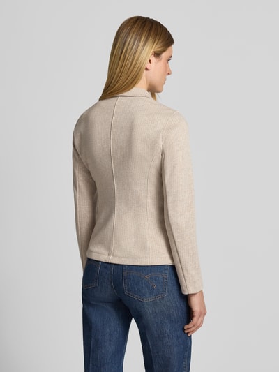 Frauenmodel trägt Regular Fit Jacke mit Viskose-Woll-Anteil von White Label in Beige, strukturierte Oberfläche, Kombination aus Reverskragen und aufgesetzten Taschen, Jeanshose dazu, Material-Mix, Rückenansicht, Ganzkörperansicht Rückansicht.