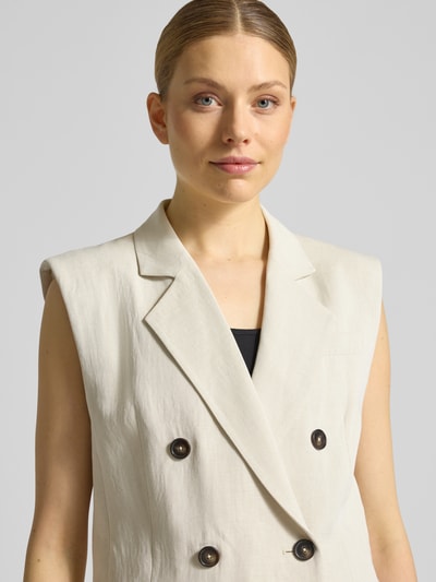 Frauenmodel trägt Regular Fit Weste aus Viskose-Leinen-Mix von Marc O'Polo in Melange-Optik, Reverskragen, doppelreihige Knopfleiste, teil elastischer Rumpfabschluss, angedeutete Brusttasche, Twill-Materialverarbeitung, Nahaufnahme Oberkörper.