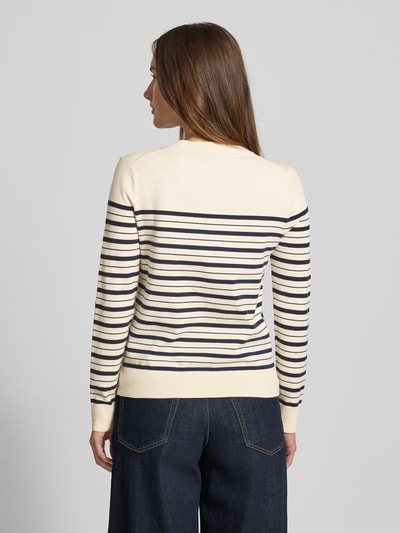 Vrouwenmodel draagt Regular Fit Strickpullover aus Baumwoll-Mix van Tommy Hilfiger, gestreept, katoenmix, crème-blauw, geribde boorden, achterkant, volledige lichaamsweergave.