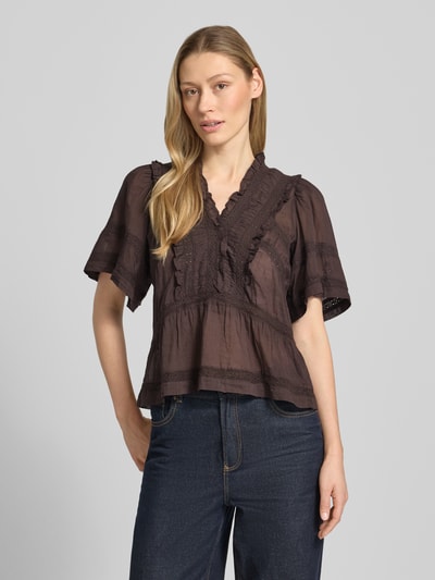 Modelka kobieca nosi Blusenshirt mit Häkelspitze Modell 'Evienne' od Neo Noir, czysta bawełna, krój slim fit, dekolt V, czarna, tekstura koronki, widok na cały tułów z przodu.