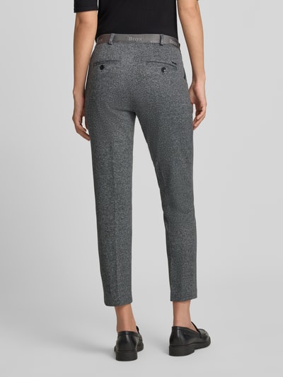 Frauenmodel trägt Schmale Hose mit Baumwoll-Anteil Modell 'MARON S' von Brax in Grau mit feiner Textur, Ganzkörperansicht Rückansicht, Damen Schmale Hose von Brax.