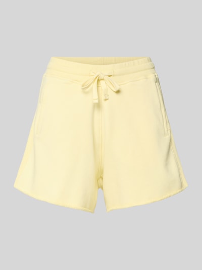 Produktfoto, Sweatshorts mit Eingrifftaschen von Rich & Royal aus Baumwoll-Mix mit Stretch-Anteil, Relaxed-Fit, elastischer Bund und Tunnelzug, 14 cm Innenbeinlänge bei Größe S, in zartgelber Farbe mit weicher Textur.