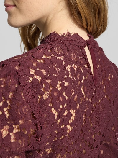 Frauenmodel trägt Cropped Longsleeve mit Stehkragen Modell 'Georgia' von Bardot, florale Spitze, semitransparent, Nahaufnahme Rücken.