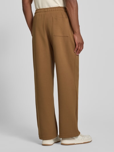 Mannenmodel draagt Loose fit Sweathose aus katoenmix model 'Tenn' van Lacoste in bruin, Heren Sweathose, volledig achteraanzicht