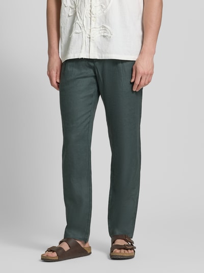 Männermodel trägt Tapered Leinenhose mit Gürtelschlaufen Modell 'OSBY JOGGER' von Marc O'Polo in Optik: Unifarben, Passform: Tapered, mit Bundfalte, Knopf und verdecktem Reißverschluss, seitlichen Eingrifftaschen und Gesäßtaschen aus Material: Leinen. Ganzkörperansicht von vorne.
