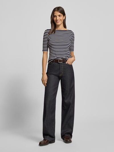 Frauenmodel trägt T-Shirt mit U-Boot-Ausschnitt von comma im Viskose-Elasthan-Mix, Slim Fit, gestreift, 1/2-Ärmel, Ganzkörperansicht von vorne.