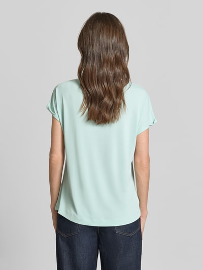 Vrouwenmodel draagt Regular Fit T-shirt met ronde hals van Christian Berg Woman, modalmix, vaste mouwboorden, ruglengte maat S 64 cm. Ganzkörperansicht Rückansicht.