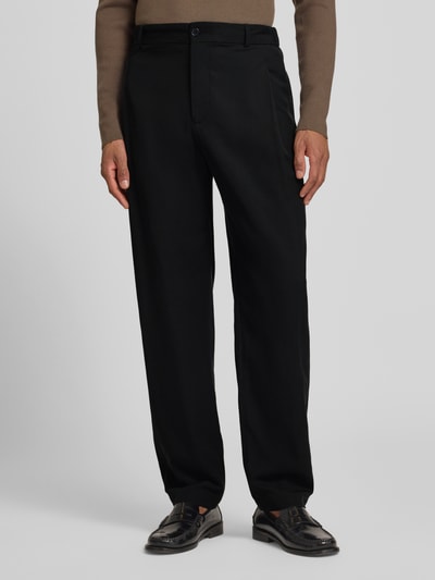 Männermodel trägt Regular Fit Hose mit Leinen-Anteil von Emporio Armani in Schwarz, glatte Textur, Eingrifftaschen, Nahaufnahme Unterkörper.