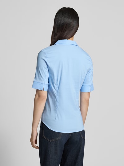 Frauenmodel trägt Hemdbluse im Halbarm-Design von More & More in Hellblau, taillierte Passform, Baumwoll-Mix, Rückenlänge 65 cm, Ganzkörperansicht Rückansicht.