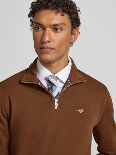 Männermodel draagt Sweatshirt met opstaande kraag en ritssluiting van Gant, katoenmix, regular fit, labelstitching, nahaufnahme bovenlichaam.