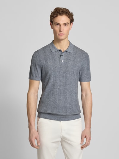 Męski model nosi Slim Fit Poloshirt mit Knopfleiste von Profuomo, mieszanka bawełny i lnu, krój slim fit, fakturowany wzór, listwa guzikowa, długość tyłu w rozmiarze M: 70 cm, odcień szarości, gładka tekstura, całkowity widok z przodu.