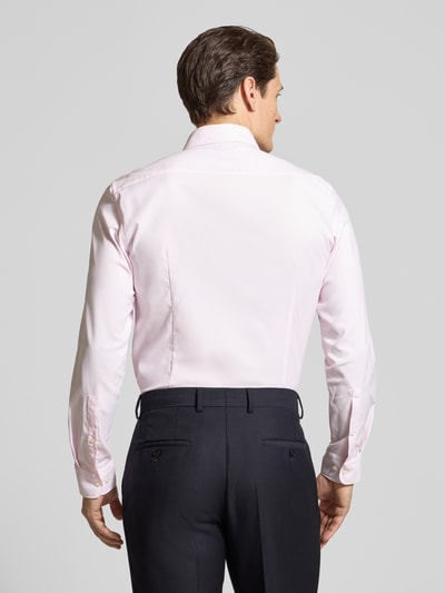 Männermodel trägt Slim Fit Business-Hemd mit Kentkragen von Jake*s, mieszanka materiałów z dodatkiem streczu, listwa guzikowa, krój slim fit, długość tyłu w rozmiarze 39/40: 71 cm, szerokość ramion w rozmiarze 39/40: 45 cm, długość rękawów w rozmiarze 39/40: 65 cm, jasnoróżowy kolor, gładka tekstura, ciemne spodnie, całkowity widok z tyłu