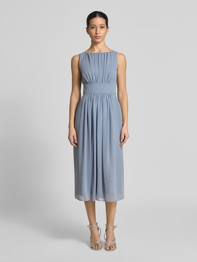 Frauenmodel trägt Cocktailkleid mit Rundhalsausschnitt und Taillenband von Swing, hellblauer Chiffon, taillierter Schnitt, Midikleid, Ganzkörperansicht von vorne.