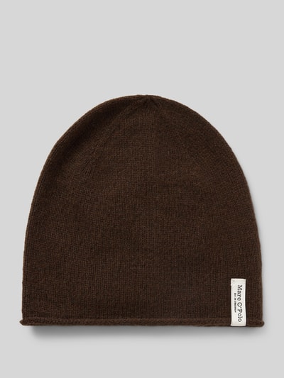 Produktfoto, braune Beanie mit Label-Patch aus Woll-Mix von Marc O'Polo, feine Stricktextur, neutrale Farbfläche, Damen Mütze