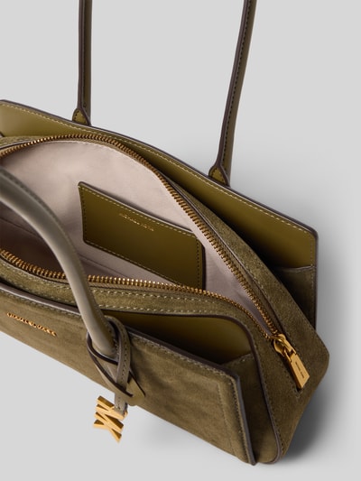 Produktfoto, Handtasche aus echtem Leder mit Label-Applikation Modell 'LAILA' von MICHAEL Michael Kors, olivgrün, goldfarbener Reißverschluss, Hauptfach mit Innenfach, Schulterriemen, Größe 32x12x10 cm, Länge Schulterriemen 66 cm, glatte und strukturierte Oberflächen.