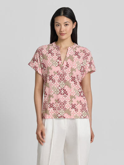 Frauenmodel trägt Regular Fit T-Shirt in Crinkle-Optik von s.Oliver RED LABEL, mehrfarbig mit grafischem Muster, Ganzkörperansicht von vorne.