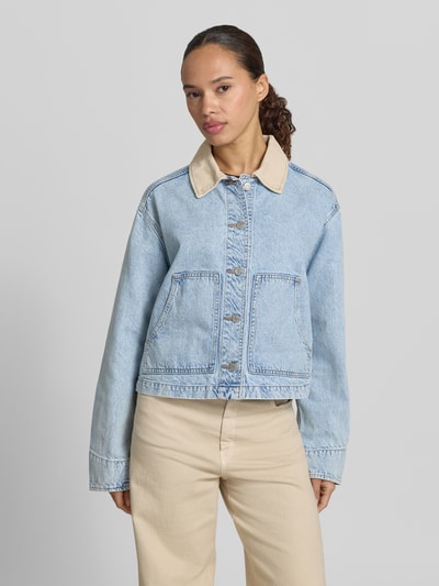Frauenmodel trägt Cropped Jeansjacke mit Umlegekragen von GAP in Hellblau aus Reine Baumwolle, Knopfleiste, Eingrifftaschen, Ganzkörperansicht von vorne.