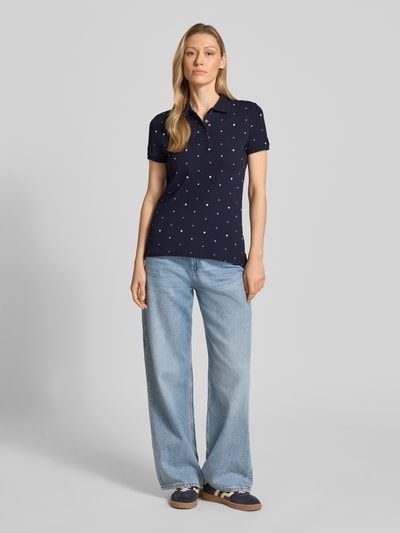 Kobiece modelka nosi Poloshirt mit Polokragen und kurzer Knopfleiste von Christian Berg Woman, bawełniany miks z domieszką stretchu, krój regular fit, kolor granatowy z drobnym wzorem, widok całej sylwetki z przodu, długość tyłu w rozmiarze S: 62 cm.