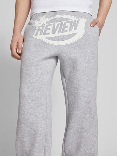 REVIEW Regular Fit Sweatpants mit Label-Print Hellgrau Melange 3